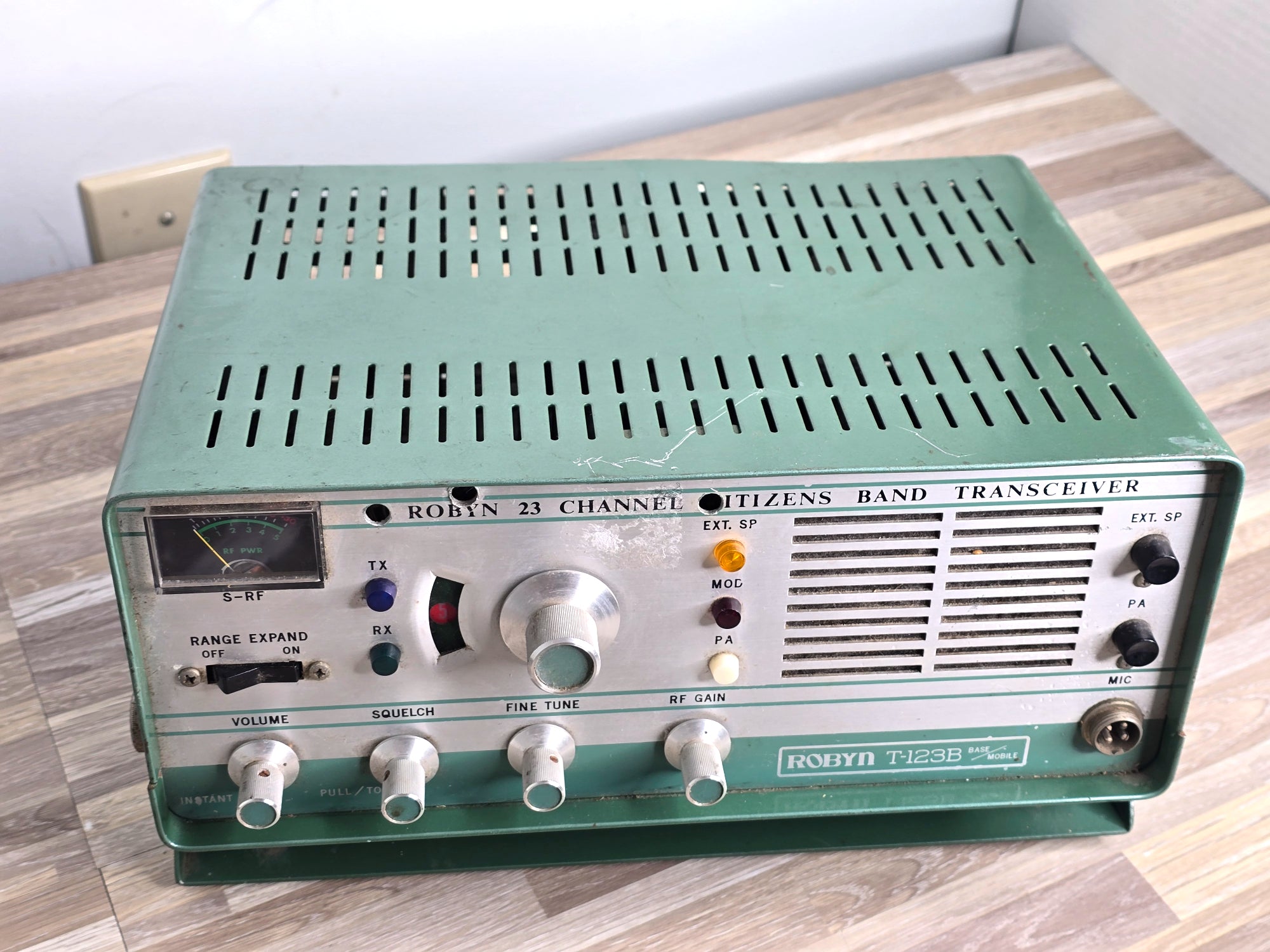 Vintage CB Radio Transceiver Robyn T-123B - Needs Repair