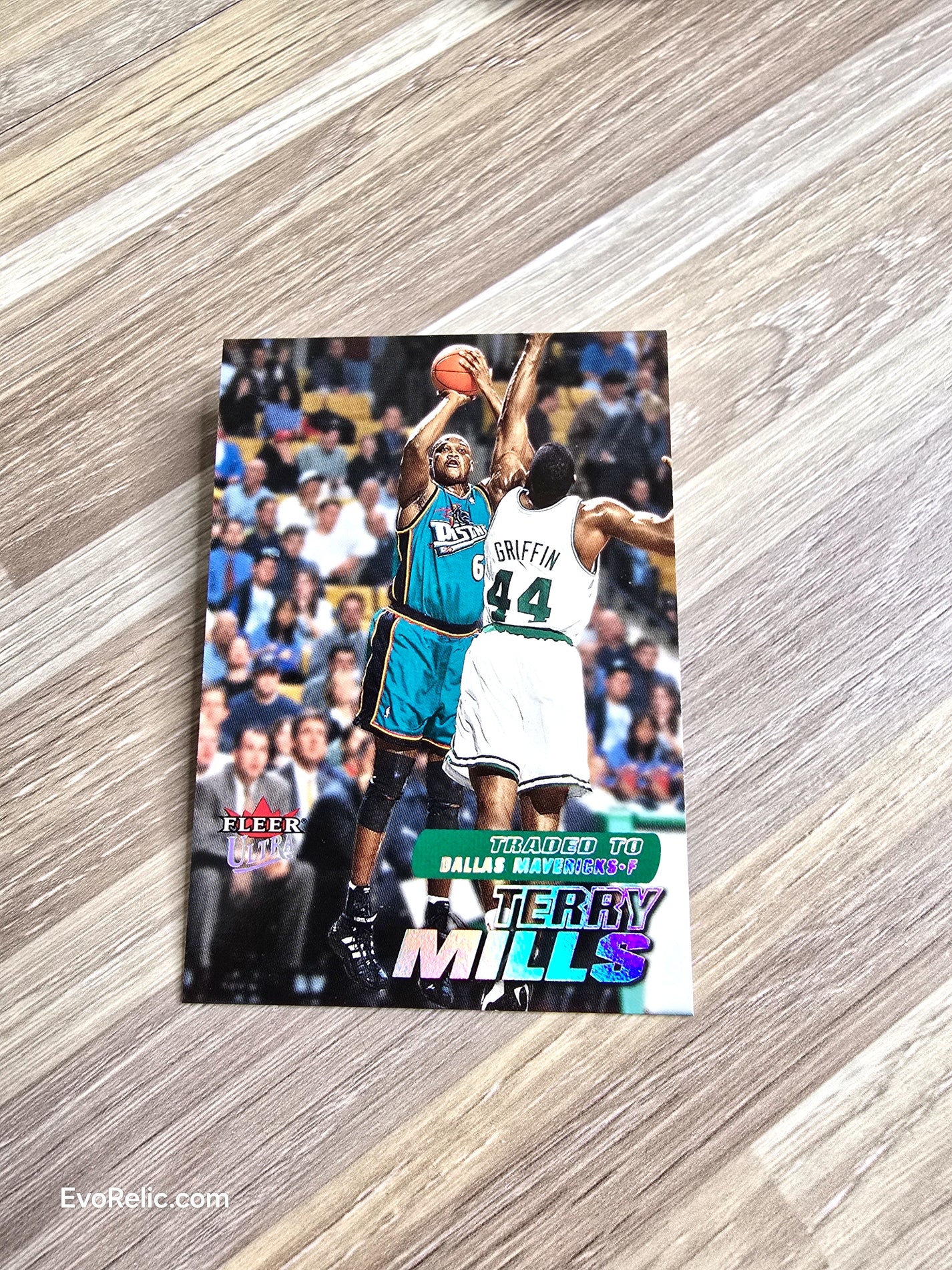 2000'01 Terry Mills NBA Basketball Card Ultra Fleer No. 145